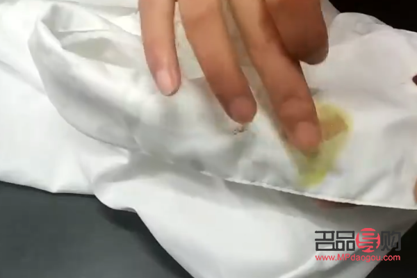 彩妝怎么洗掉(彩妝怎么洗掉衣服)