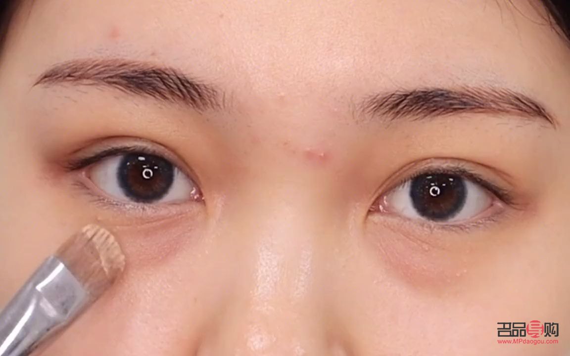<h3>怎樣化妝能把眼袋遮住</h3>