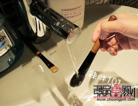 彩妝刷怎么清潔(彩妝刷怎么清潔保存)