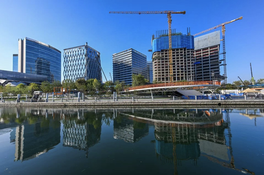 北京太古坊全部樓體結(jié)構(gòu)封頂 新一代濱水商業(yè)地標(biāo)將在朝陽區(qū)落成