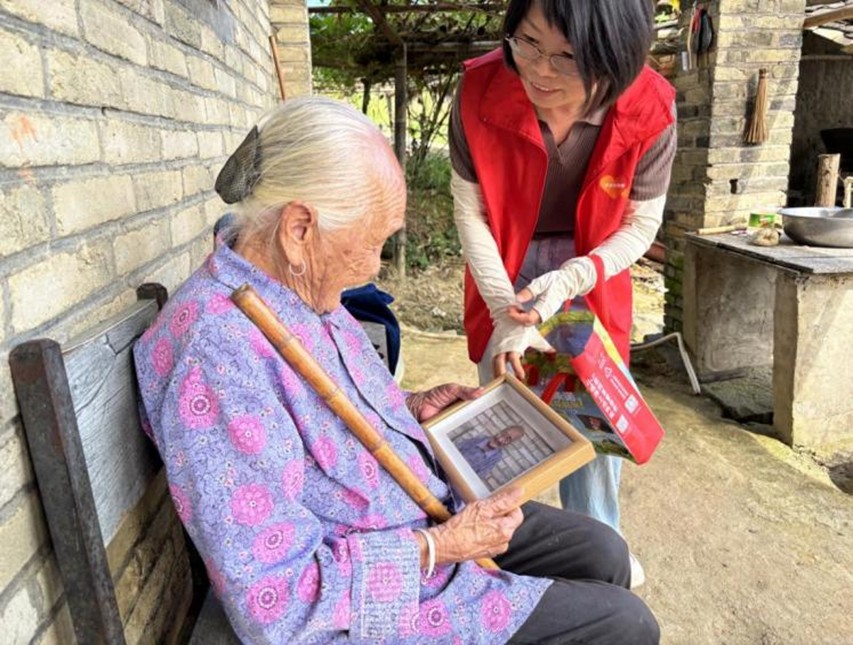 平安產(chǎn)險(xiǎn)福州中心支公司：“移動(dòng)照相館”情暖雙節(jié) 百歲笑臉定格世紀(jì)光影