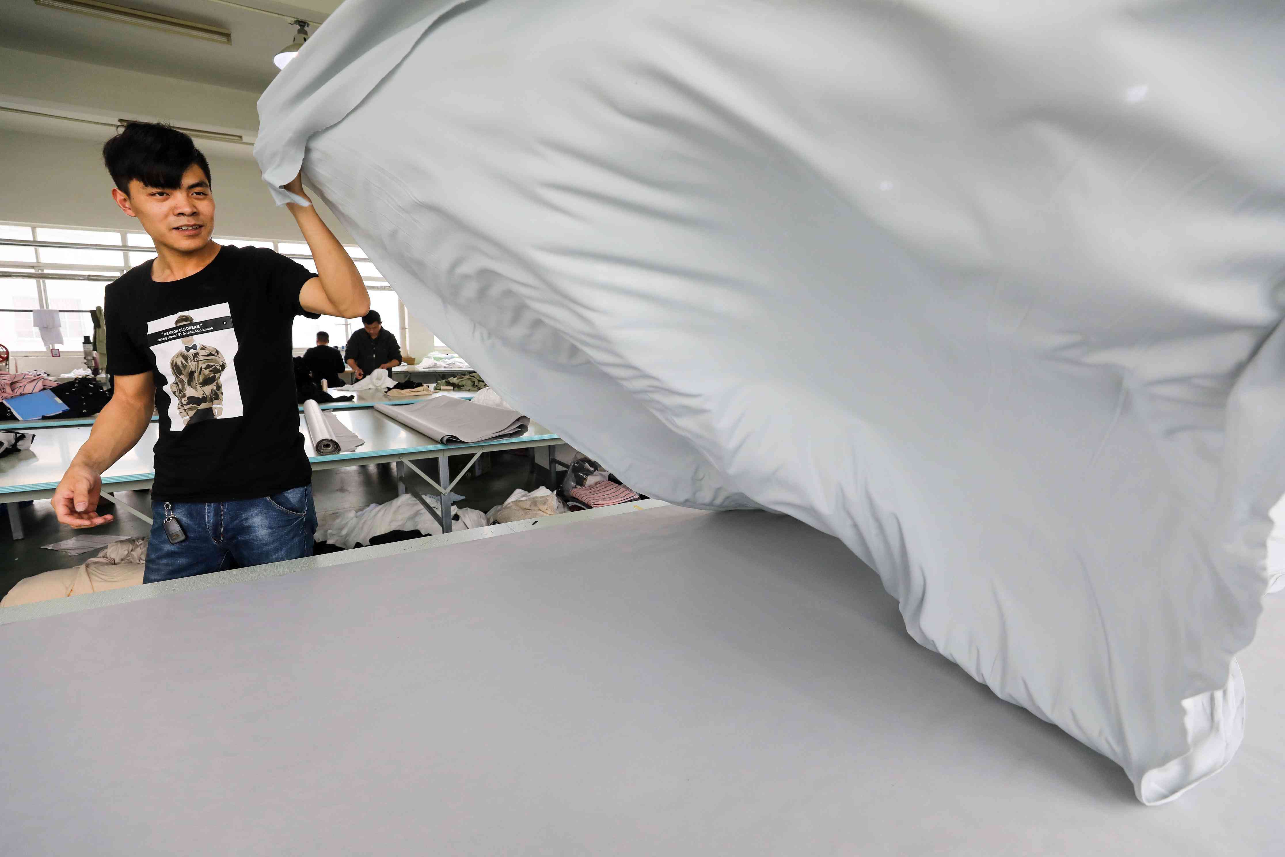 實(shí)拍杭州大碼女裝店 150斤胖妹做主播 一年多用布料200萬平米！