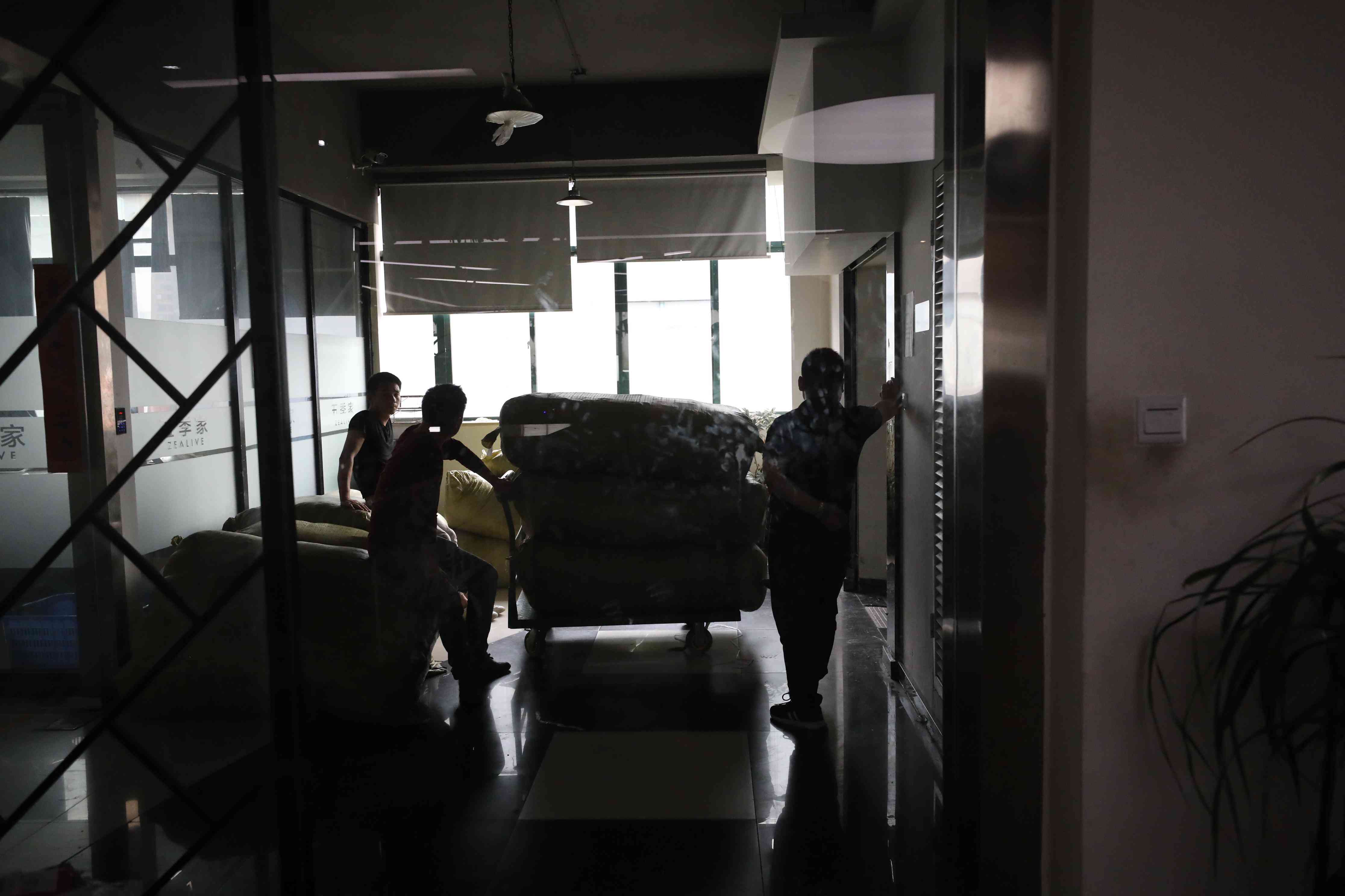 實(shí)拍杭州大碼女裝店 150斤胖妹做主播 一年多用布料200萬平米！