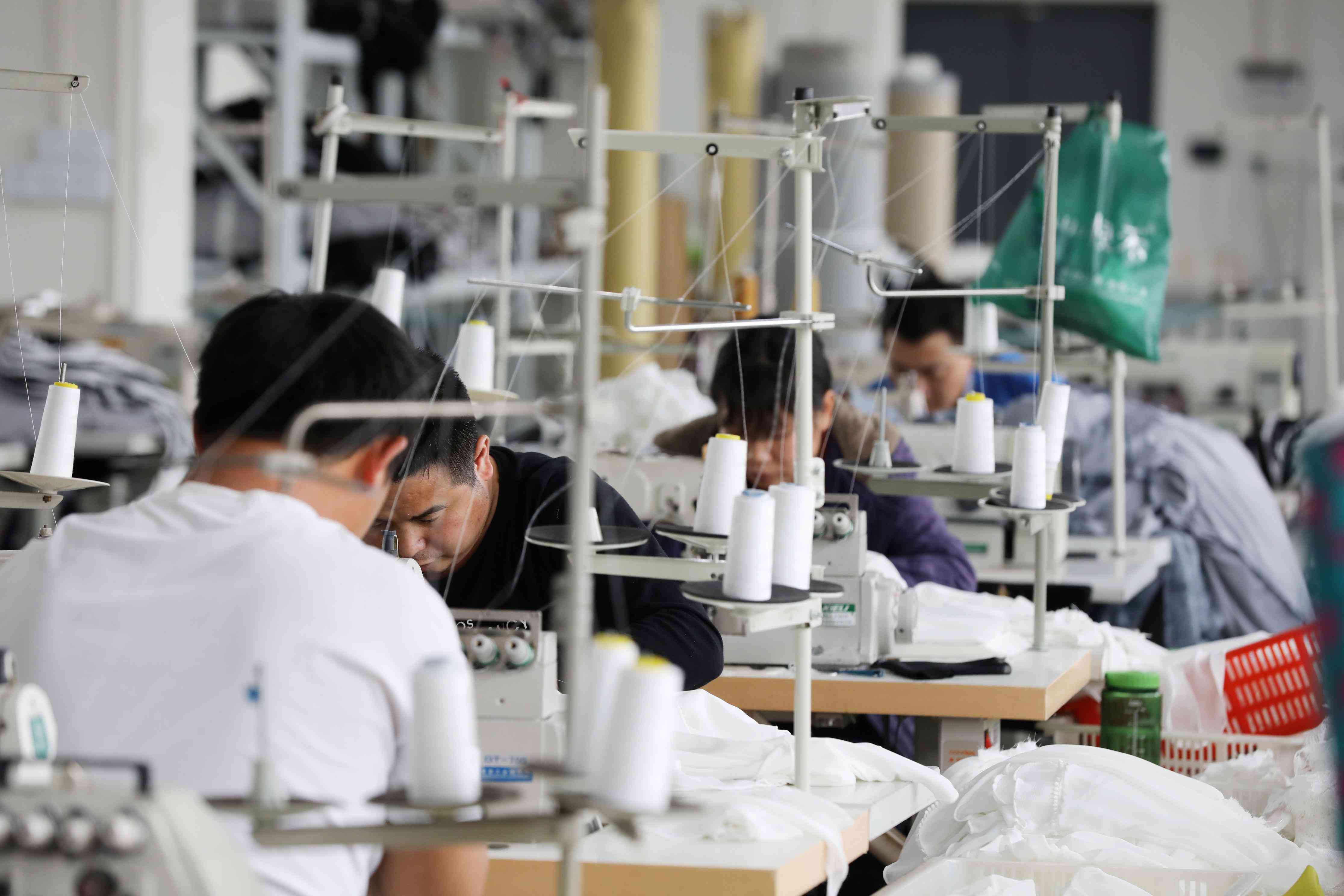 實(shí)拍杭州大碼女裝店 150斤胖妹做主播 一年多用布料200萬平米！