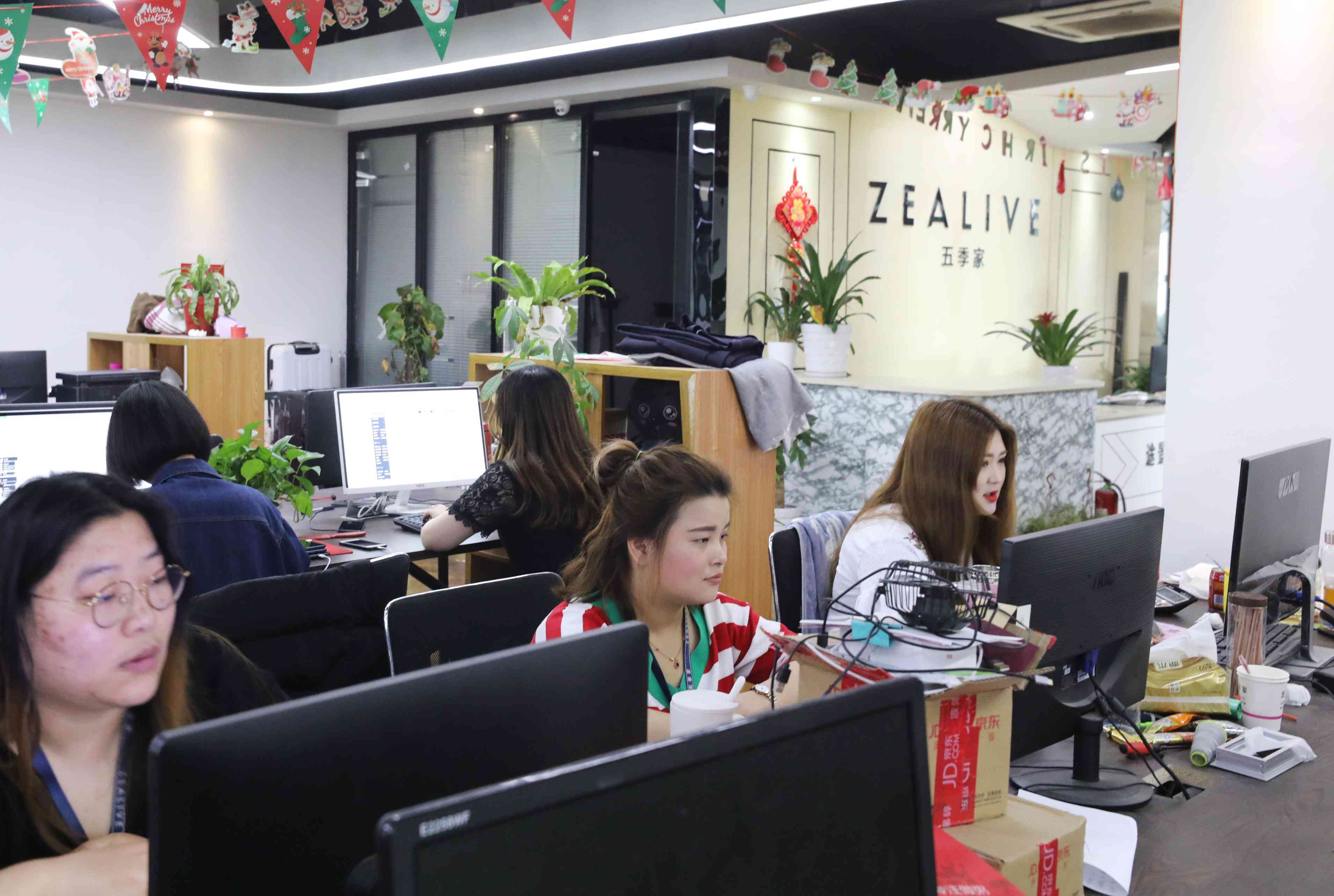 實(shí)拍杭州大碼女裝店 150斤胖妹做主播 一年多用布料200萬平米！