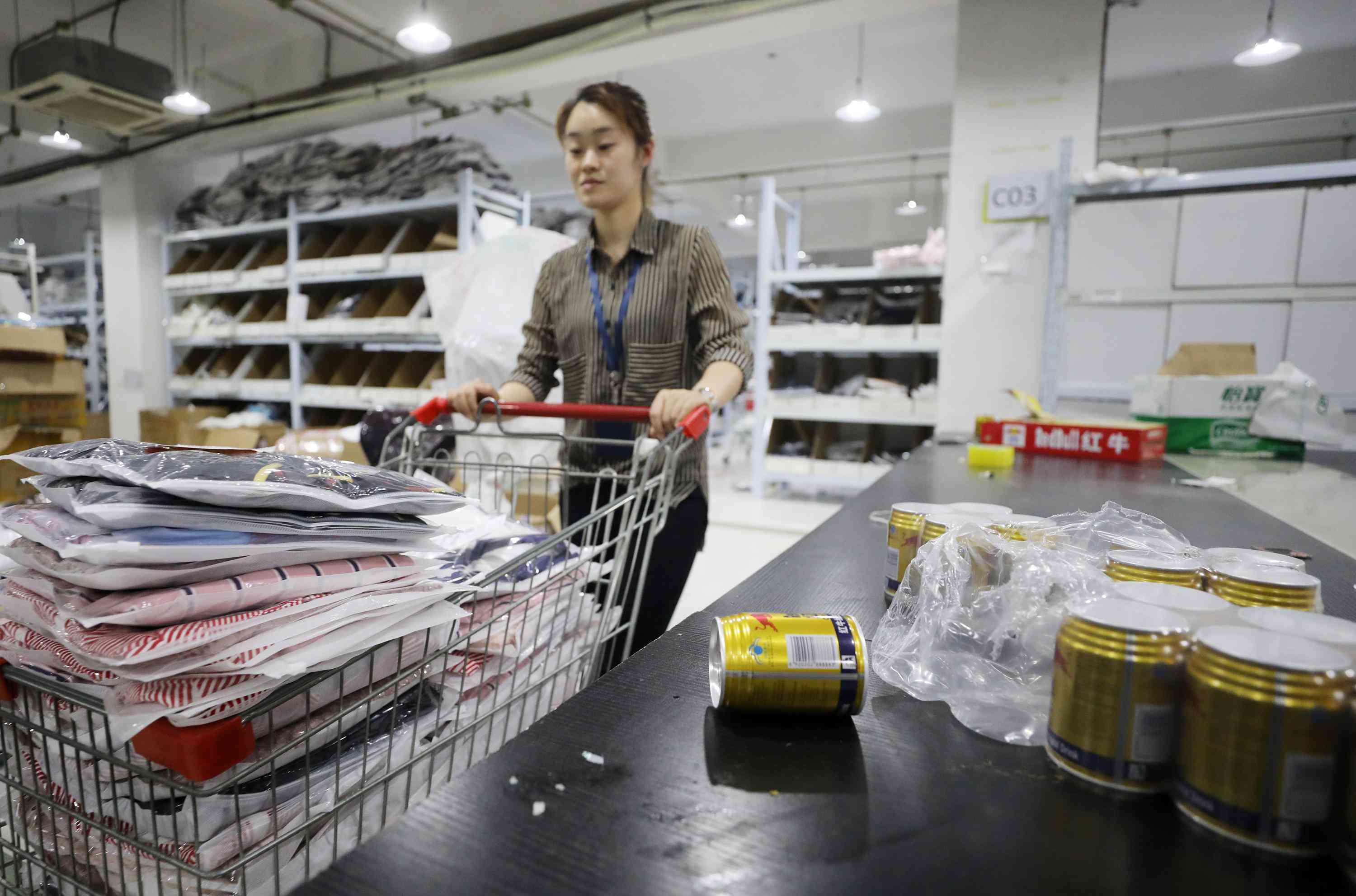 實(shí)拍杭州大碼女裝店 150斤胖妹做主播 一年多用布料200萬平米！