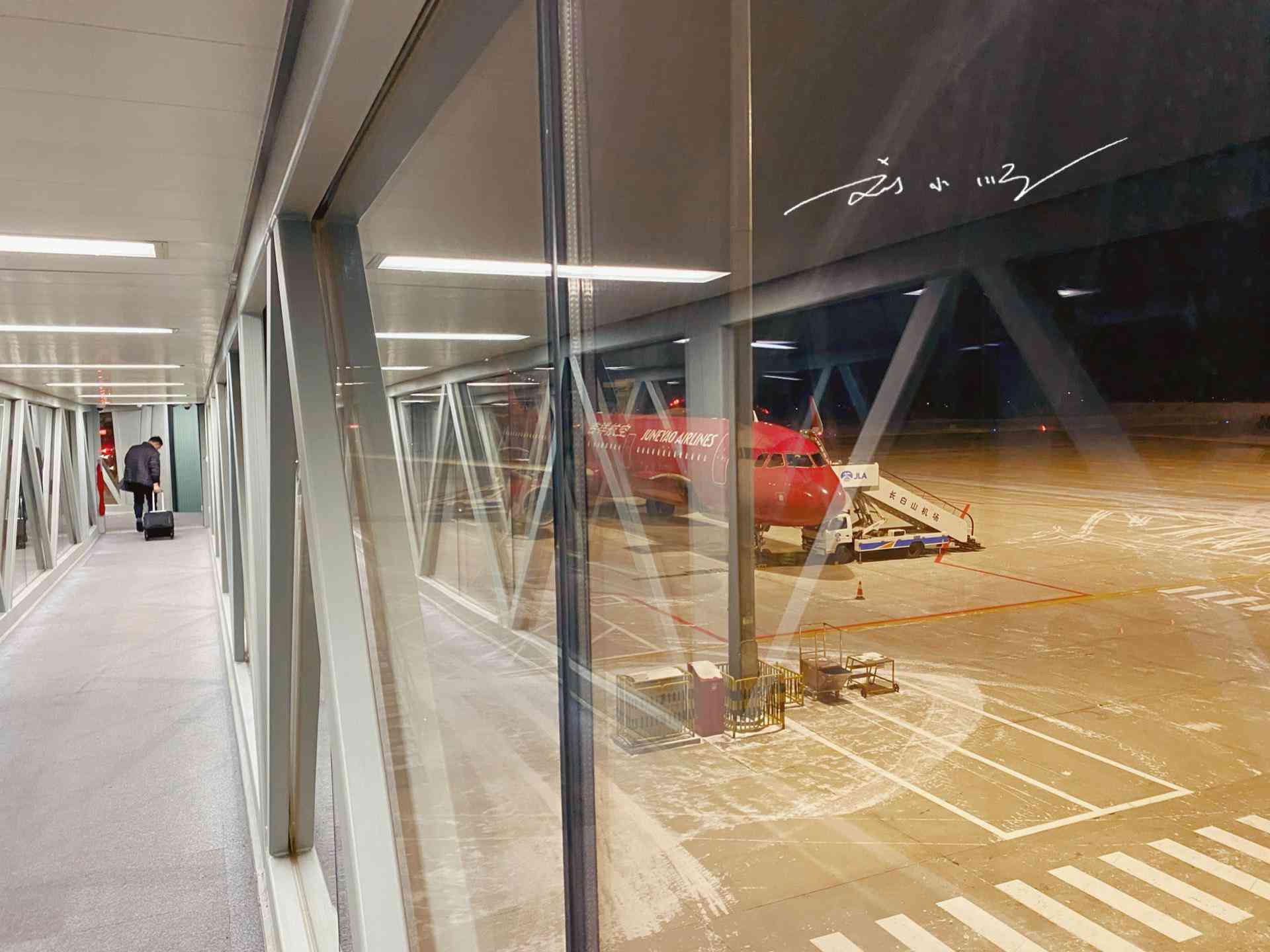 飛機(jī)托運(yùn)化妝品的標(biāo)準(zhǔn)(乘坐飛機(jī)化妝品托運(yùn)要求)