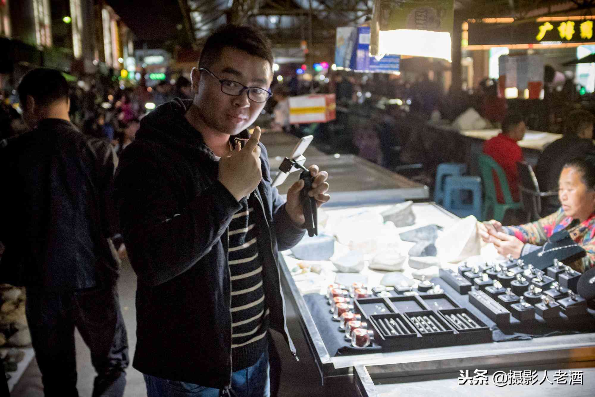 實(shí)拍云南瑞麗賭石基地：賣石頭的有一半是緬甸人，隨便一塊幾萬塊