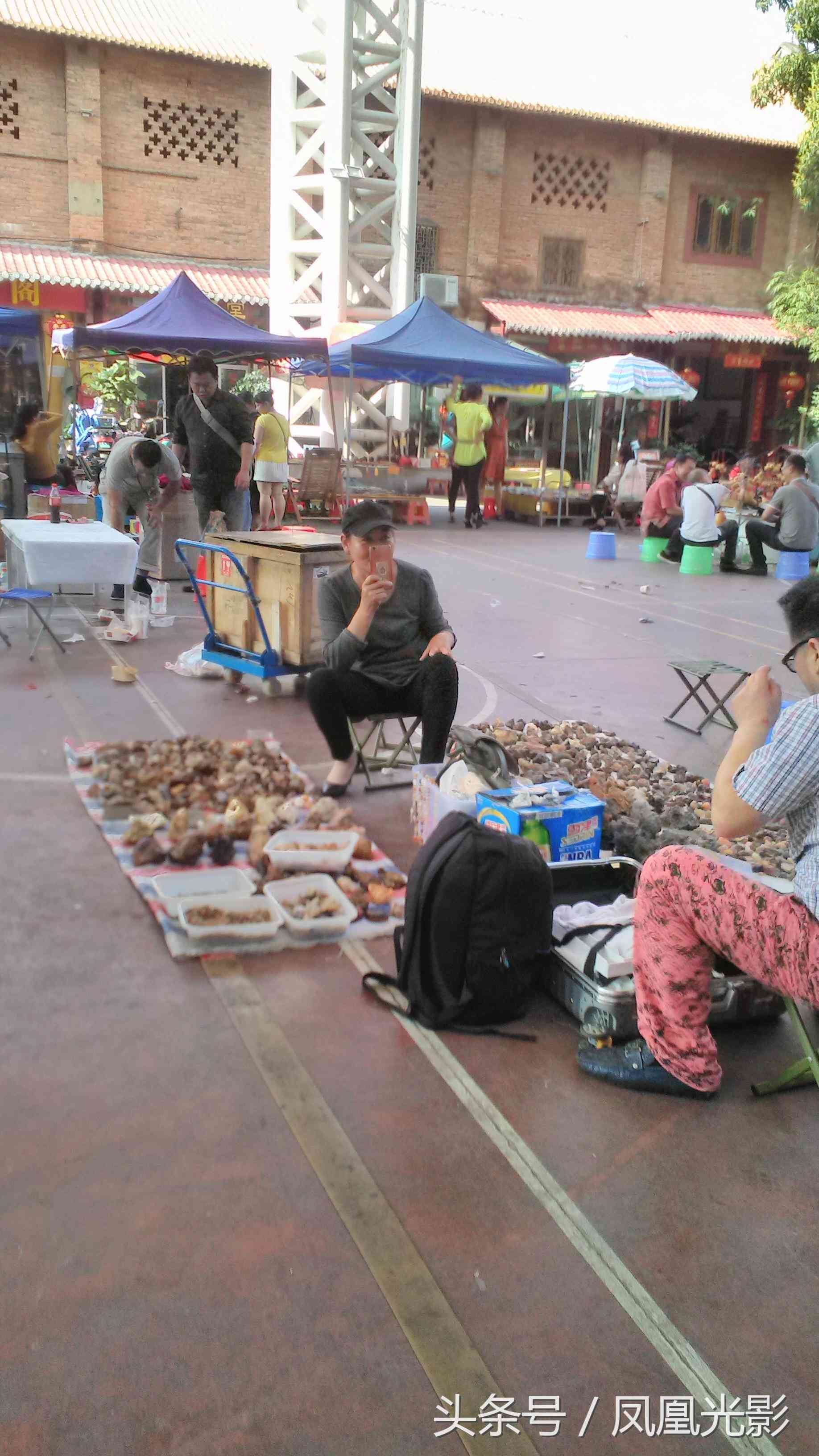 市場(chǎng)上的瑪瑙石一塊才20元，可是喜歡的人并不多！