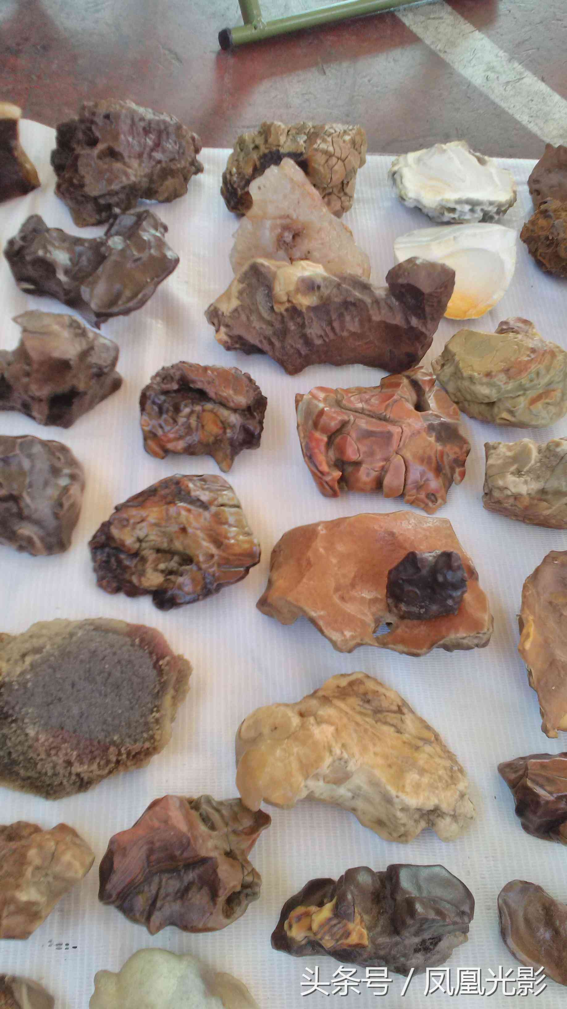 市場(chǎng)上的瑪瑙石一塊才20元，可是喜歡的人并不多！