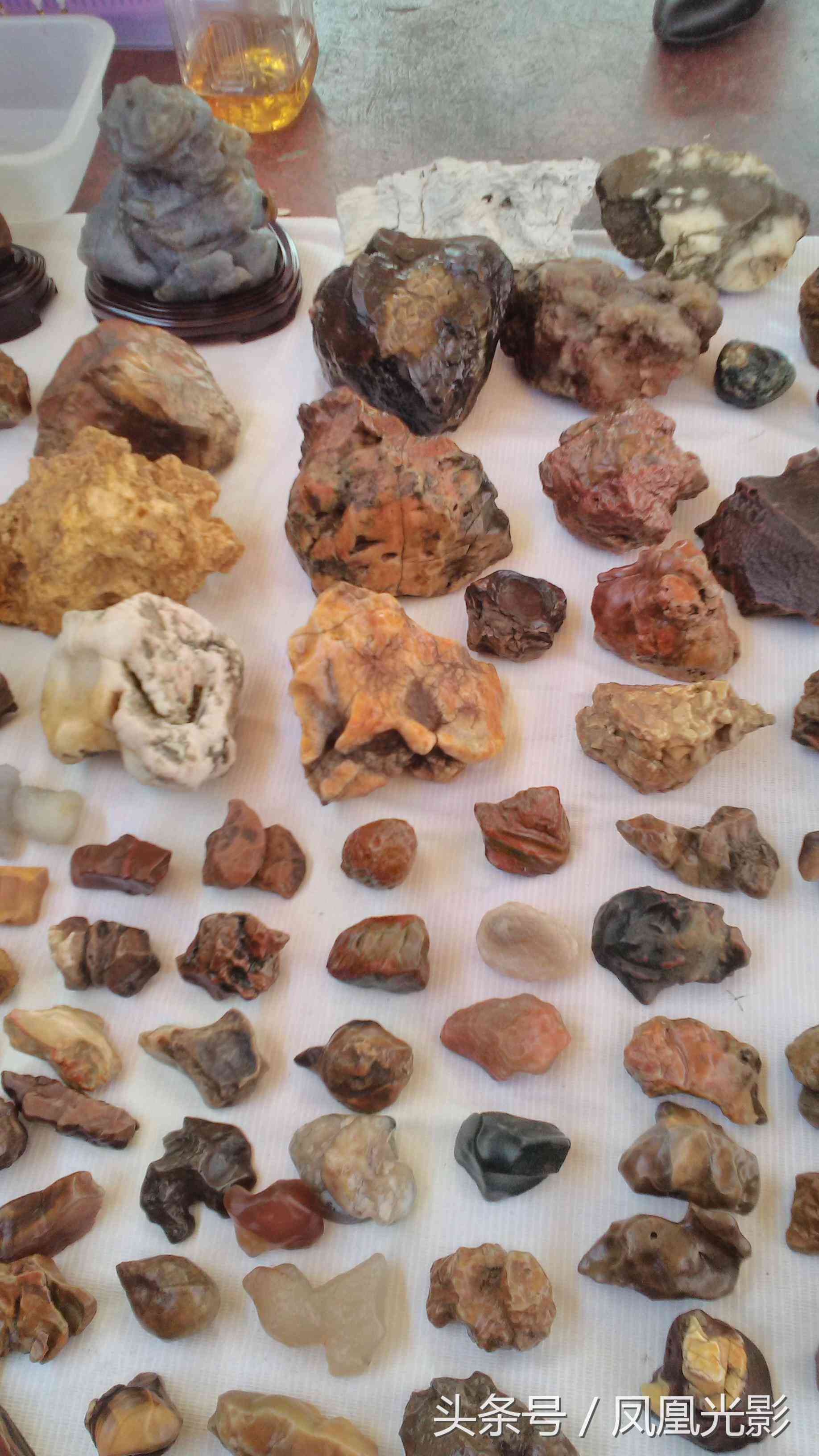 市場(chǎng)上的瑪瑙石一塊才20元，可是喜歡的人并不多！