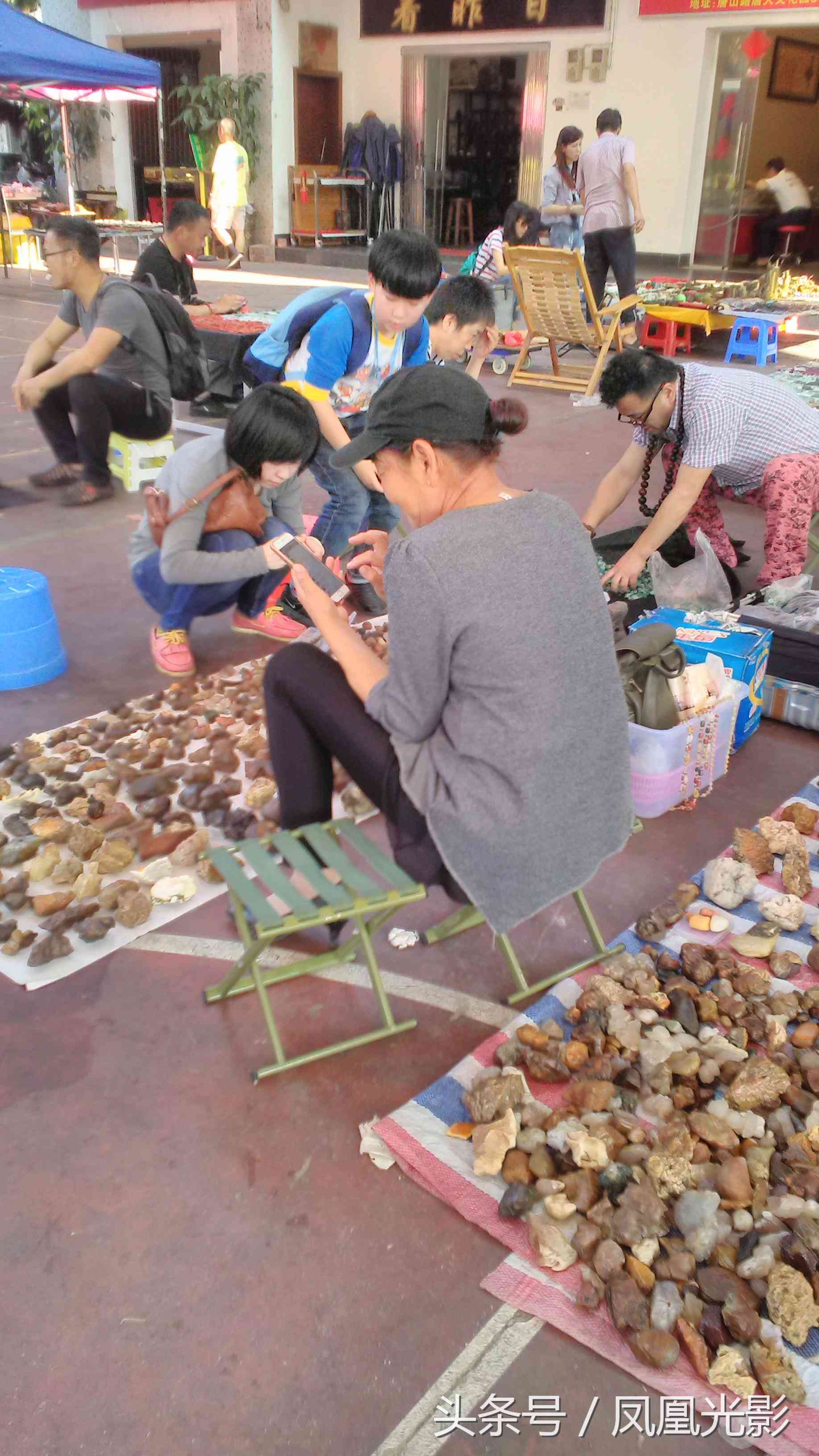 市場(chǎng)上的瑪瑙石一塊才20元，可是喜歡的人并不多！