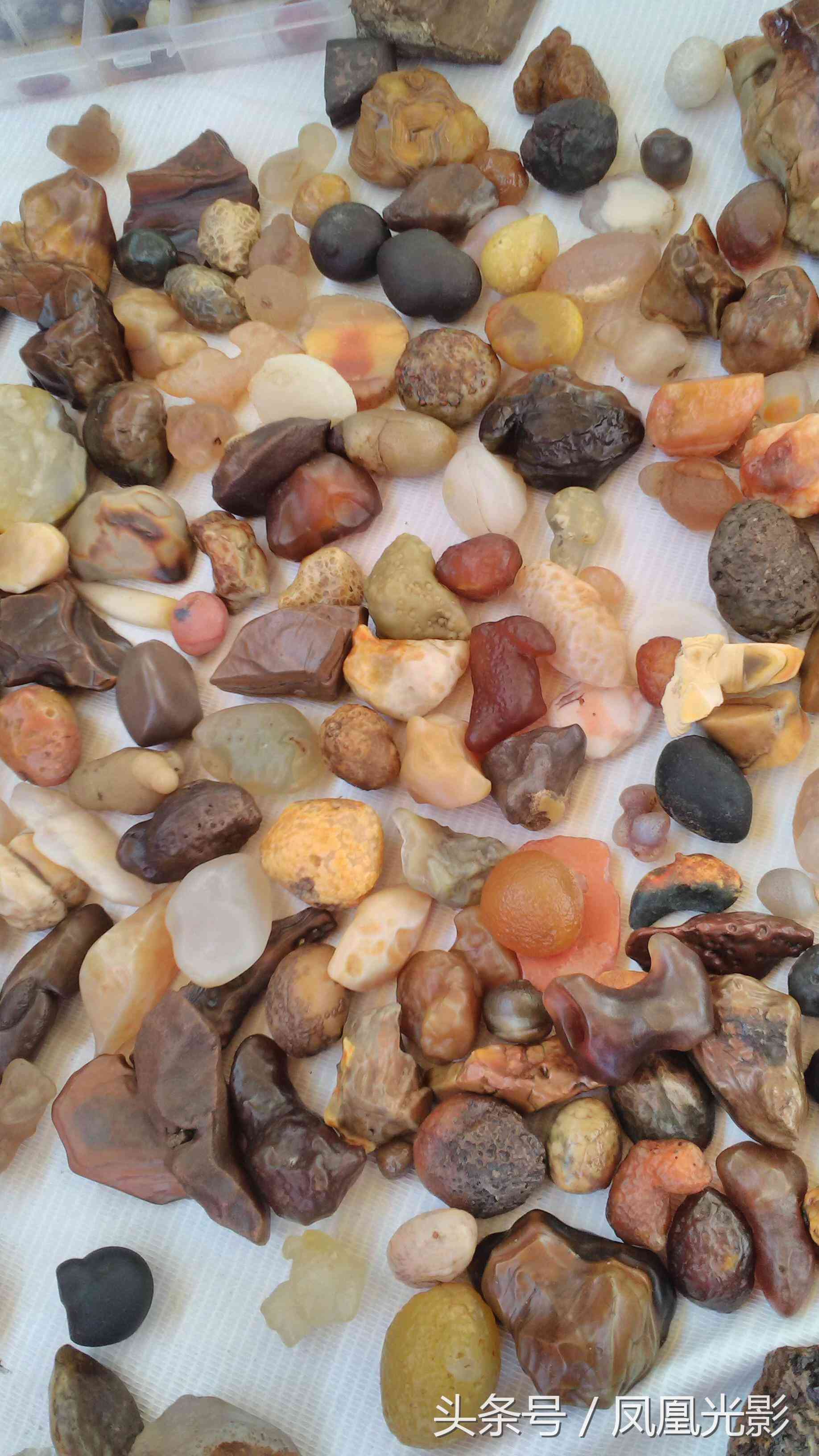 市場(chǎng)上的瑪瑙石一塊才20元，可是喜歡的人并不多！