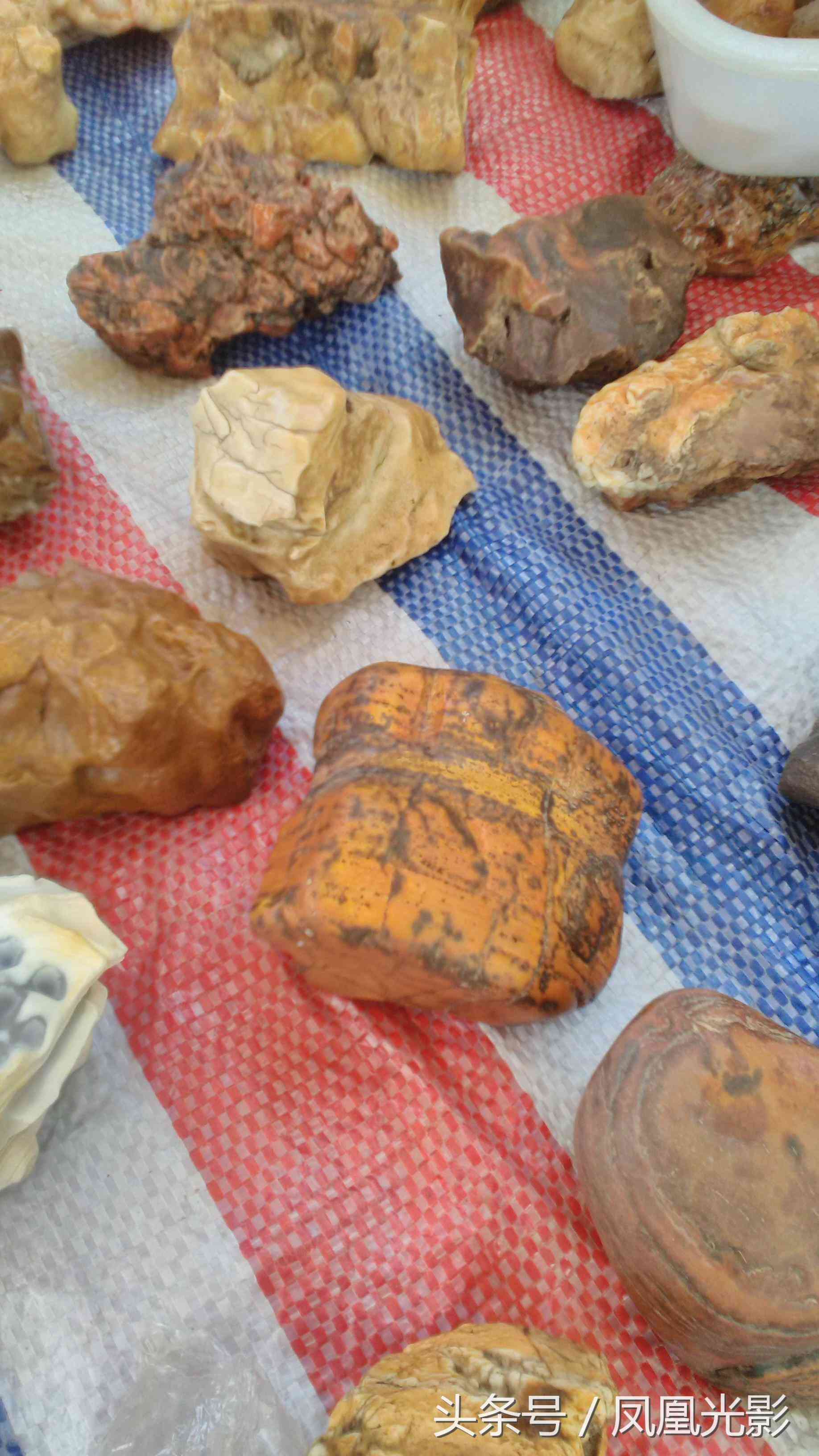 市場(chǎng)上的瑪瑙石一塊才20元，可是喜歡的人并不多！