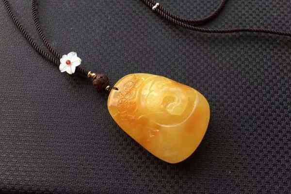 女人戴貓眼石好處和禁忌(佩戴貓眼石對(duì)人體有什么好處)