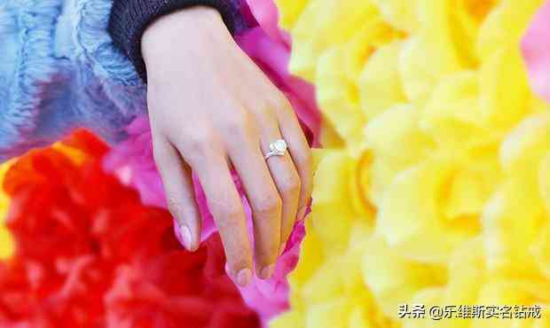 左手無名指戴戒指的含義(左手的無名指戴戒指是什么意思)