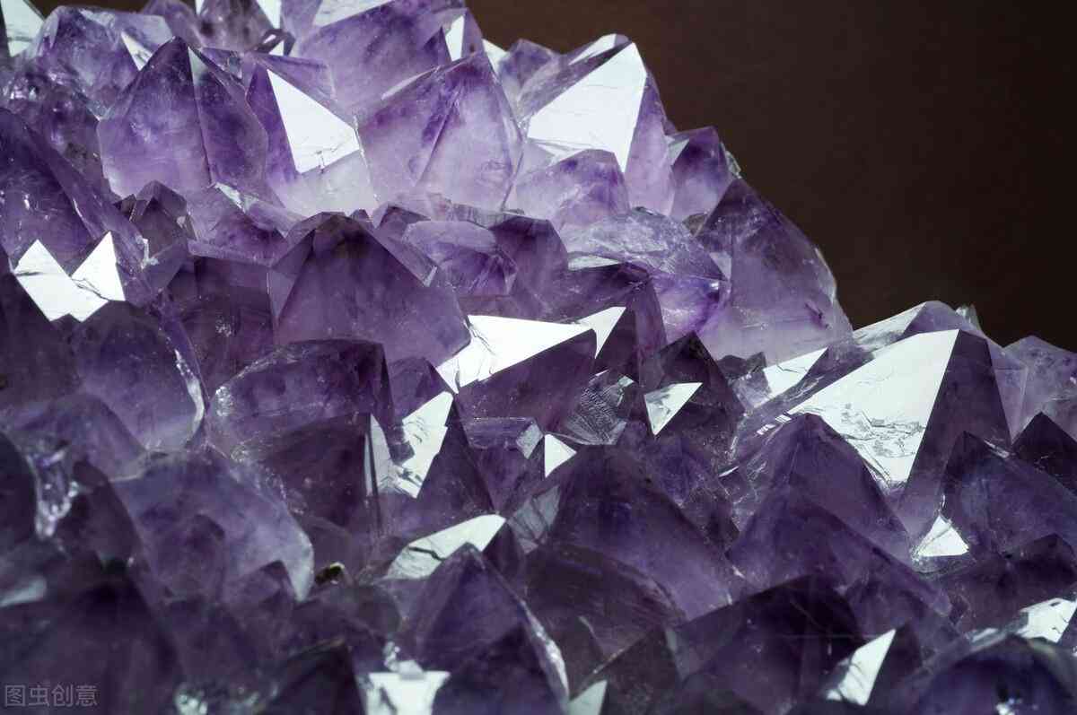 天然水晶半寶石是塑料嗎(天然水晶半寶石是塑料嗎為什么)