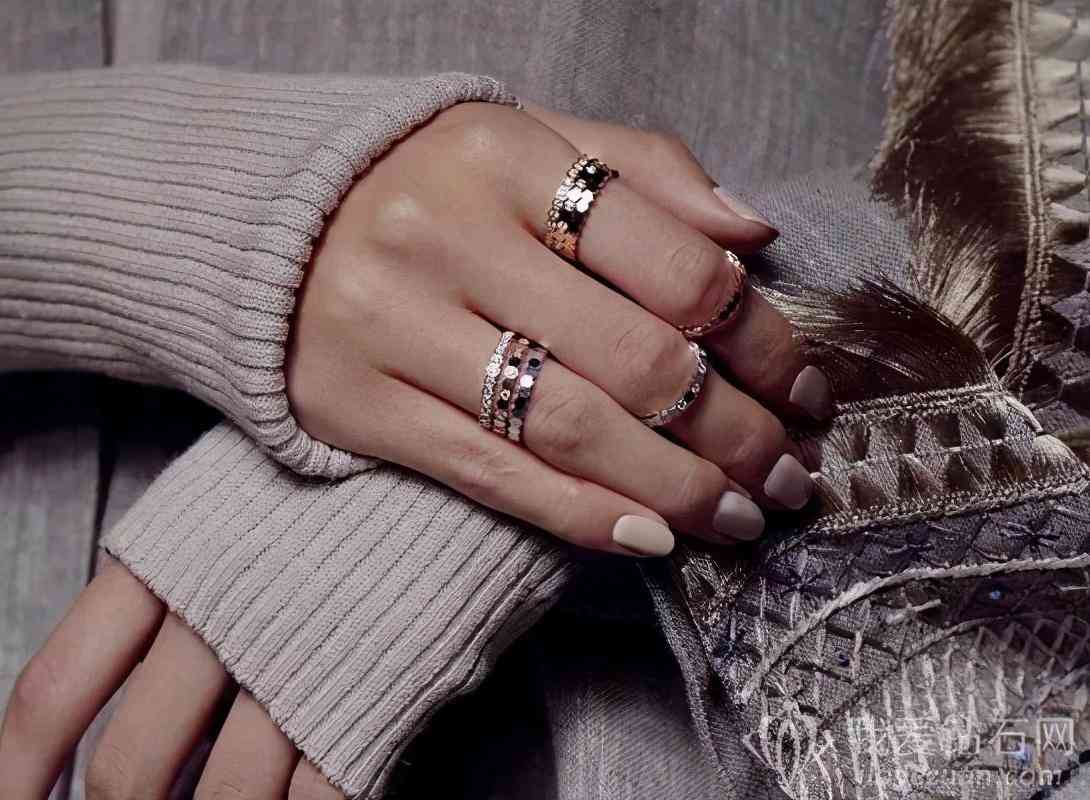 女生左手中指戴戒指是什么(女生左手中指戴戒指說明什么)