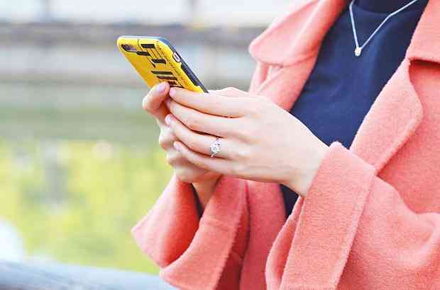 右手食指戴戒指什么意思女(右手食指帶戴戒指什么意思女)