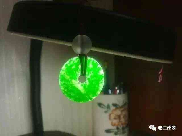 真翡翠在燈光下是什么樣子的(真翡翠在熒光燈下是什么樣的)
