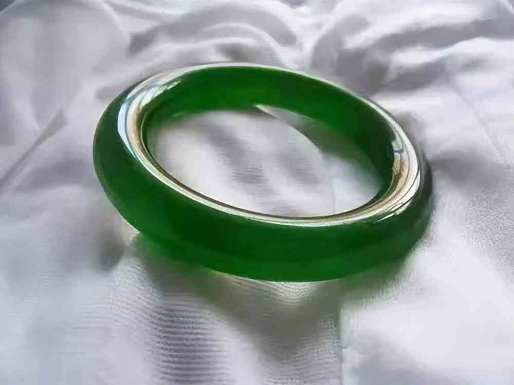 帝王綠手鐲價(jià)格(帝王綠手鐲的價(jià)格)