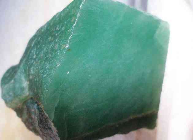 東陵玉手鐲什么顏色最值錢(東陵玉手鐲深色好還是淺色好)