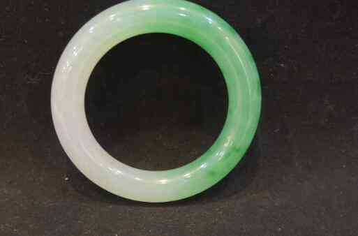 玉鐲碎了最忌諱怎么處理(玉鐲碎了怎么處理最好最吉利)