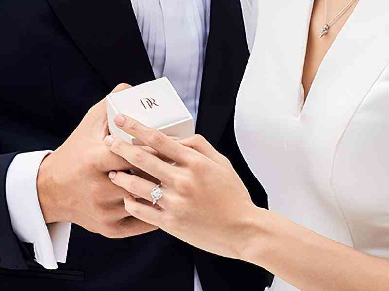 求婚鉆戒買多少錢的(求婚鉆戒買多少錢的好)