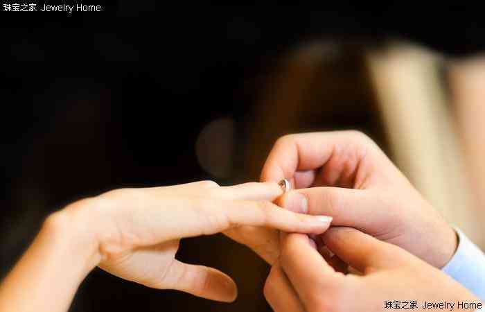 訂婚戒指和結(jié)婚戒指有什么區(qū)別(結(jié)婚戒指跟訂婚戒指有什么區(qū)別)