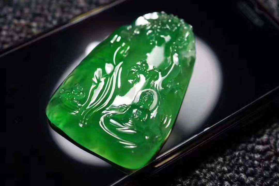 買翡翠哪個(gè)品牌好(買翡翠選什么品牌)