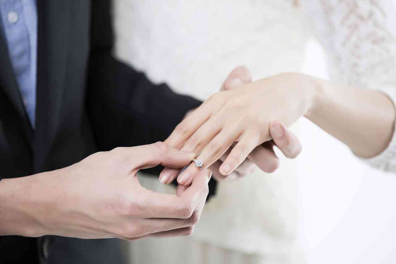 訂婚和結(jié)婚要買兩次戒指嗎(結(jié)婚要買兩對戒指嗎)