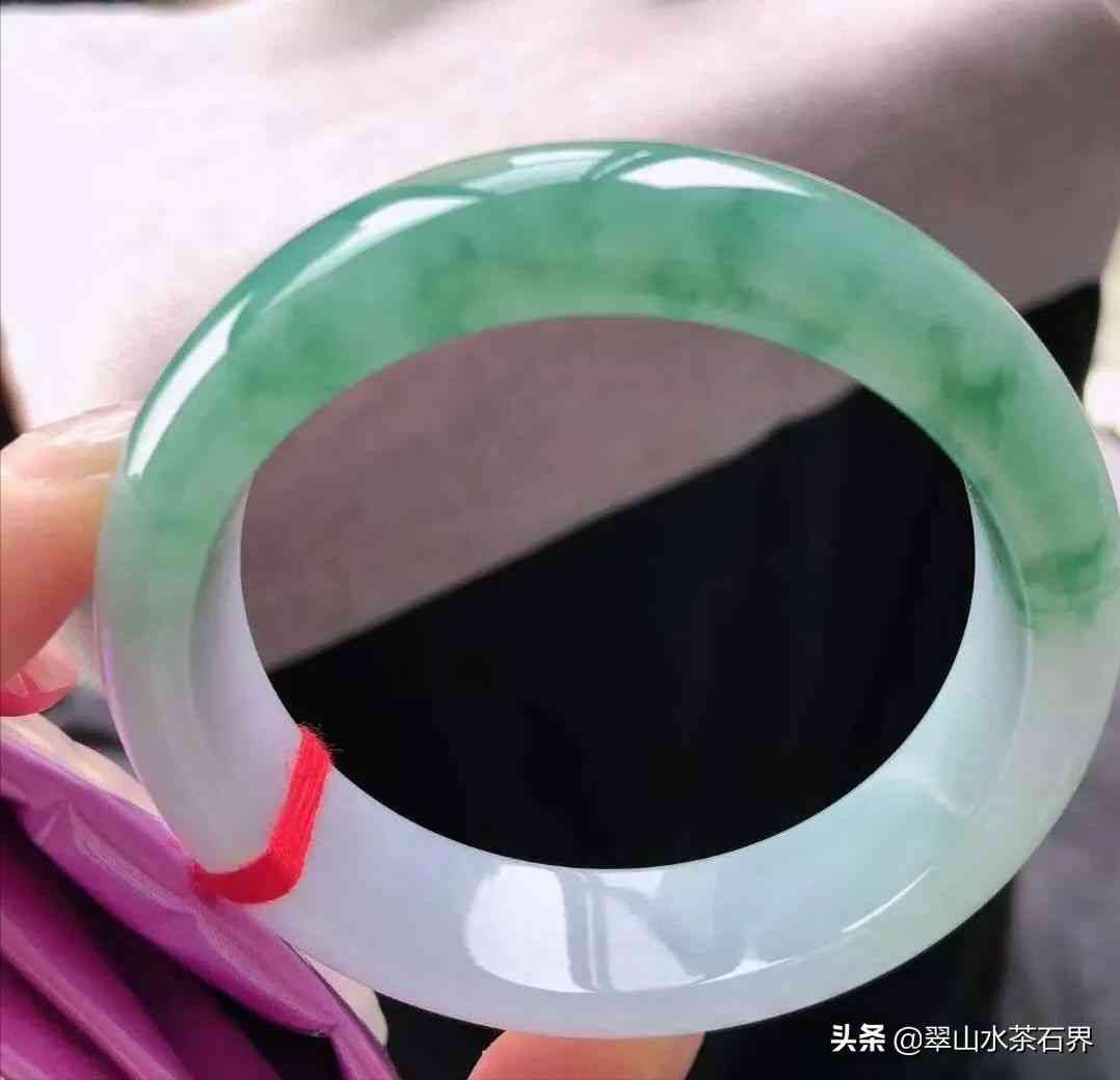 什么樣的翡翠手鐲有收藏價(jià)值(翡翠手鐲有沒有收藏價(jià)值)