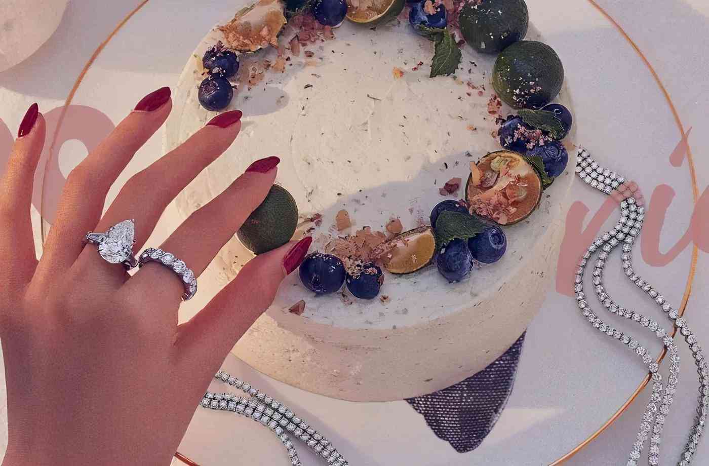 左手中指戴戒指的含義(左手中指戴戒指的含義女)