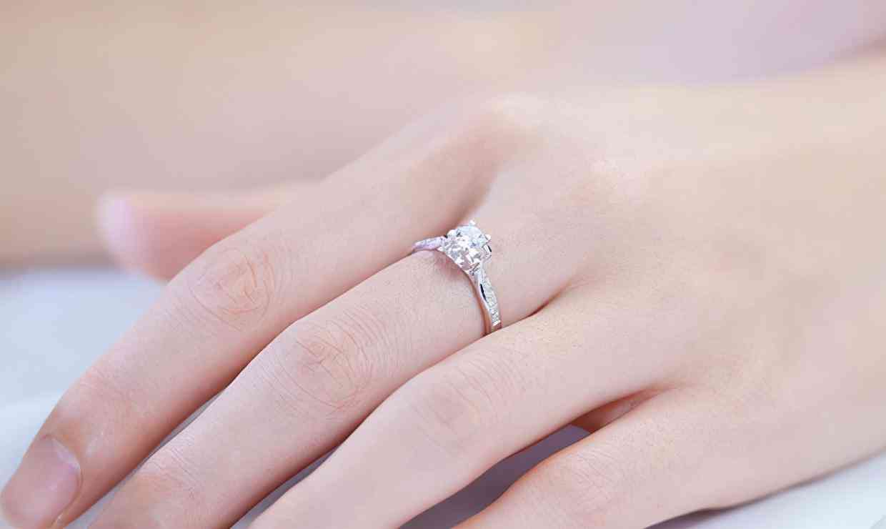 女生送男生戒指的忌諱(女生送男生戒指的含義)