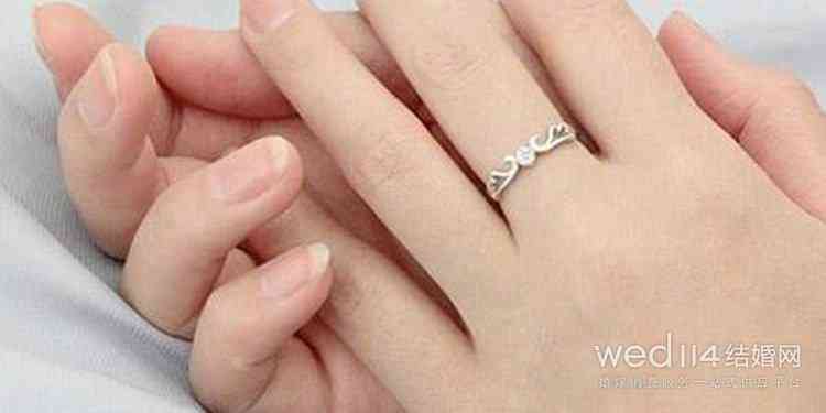 女人戒指戴中指什么意思(女人戒指戴中指什么意思圖解)