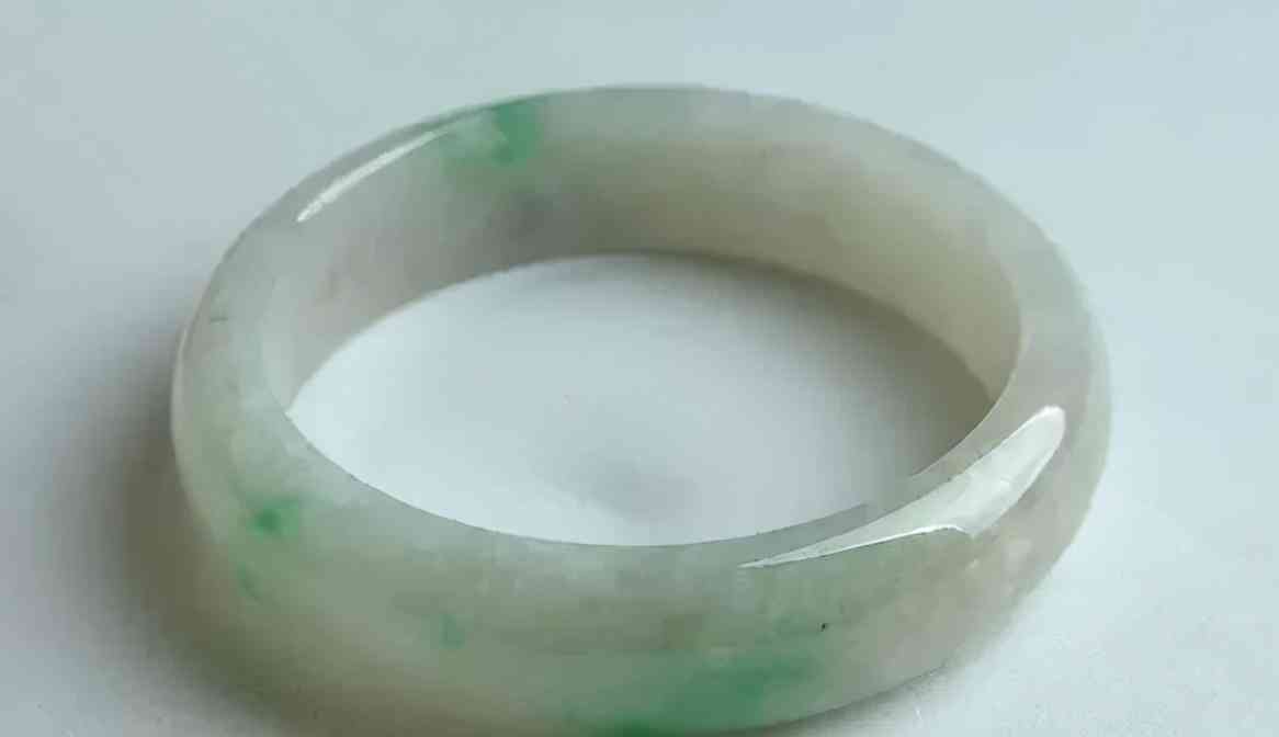 2萬的白底青翡翠手鐲(幾十萬的白底青翡翠手鐲)
