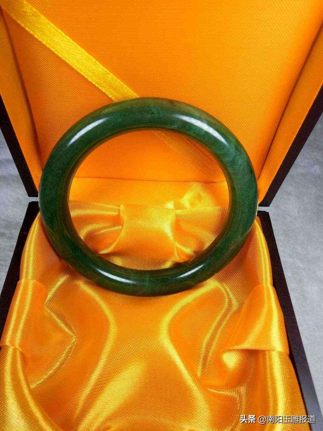 獨山玉手鐲(獨山玉手鐲一般多少錢)