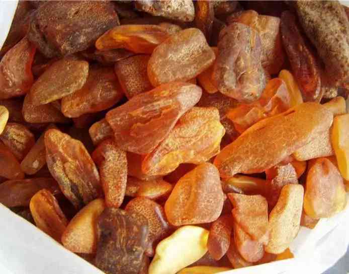 琥珀原石怎么看真假(網(wǎng)上的琥珀原石是真的嗎)