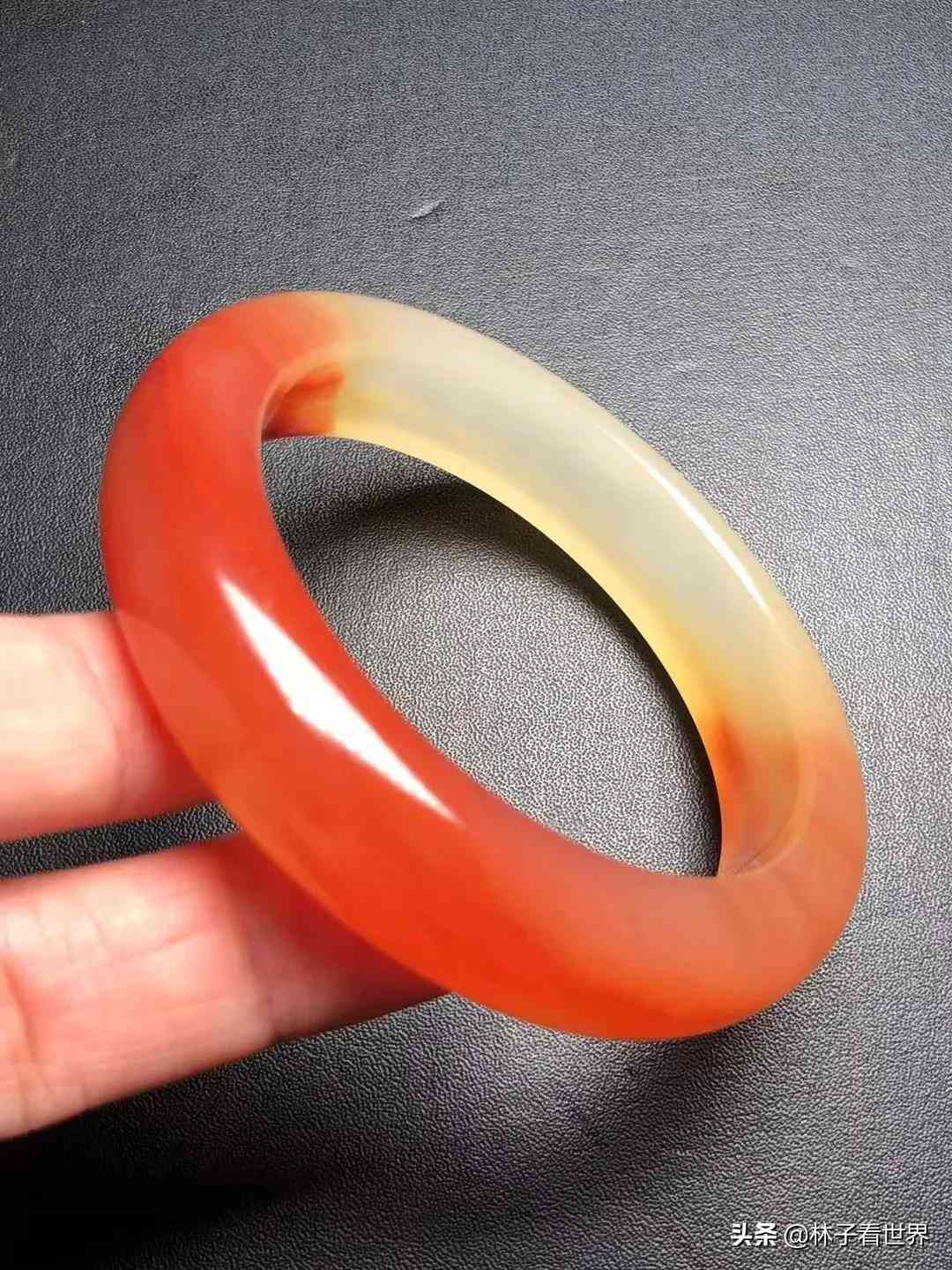 黃龍玉手鐲價格(黃龍玉手鐲價格及圖片)