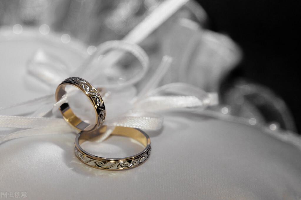 女生手指帶戒指的含義怎么說(女生每個(gè)手指帶戒指含義)