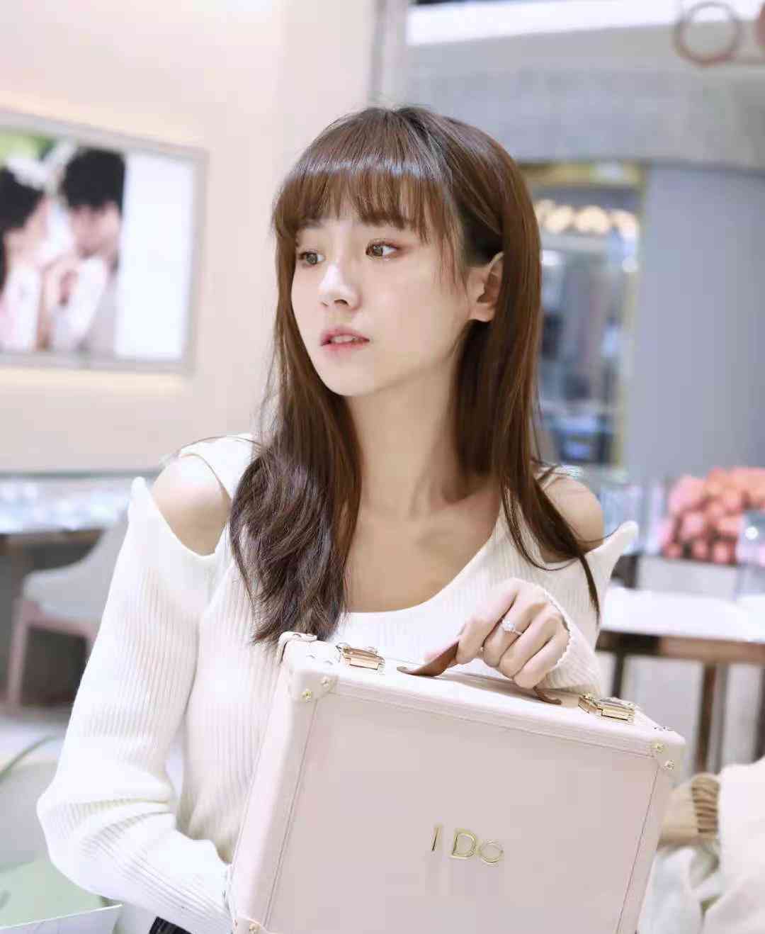 男生右手戴戒指(男生右手中指戴戒指)