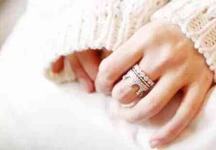 結過婚的女人戒指戴法(結過婚的女人戒指戴法視頻)