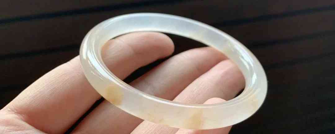 什么樣的玉鐲子是好玉(什么樣的玉鐲子是好玉石)