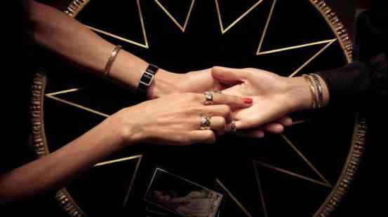 男人單身戒指戴哪個(gè)手(男人單身戒指戴哪個(gè)手上)