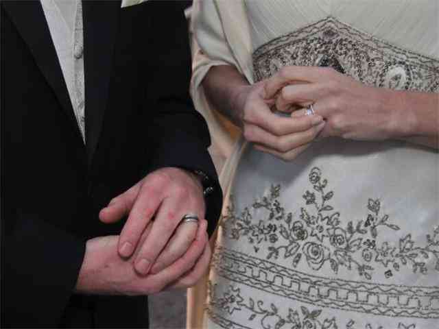 結(jié)婚戒指戴哪個(gè)手指左手還是右手(結(jié)婚戒指是戴在左手還是右手)