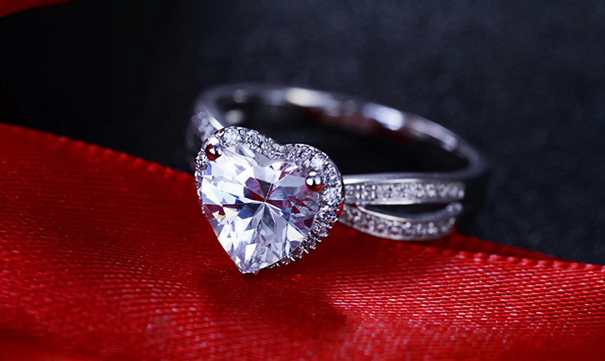 一般訂婚是買金戒指還是鉆戒(結婚買鉆戒還是訂婚買鉆戒)