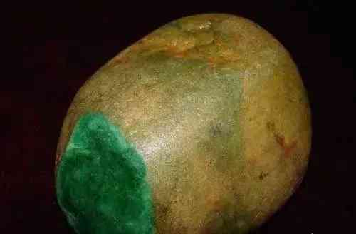 翡翠原石價格怎么定的(翡翠原石現(xiàn)在市場價)