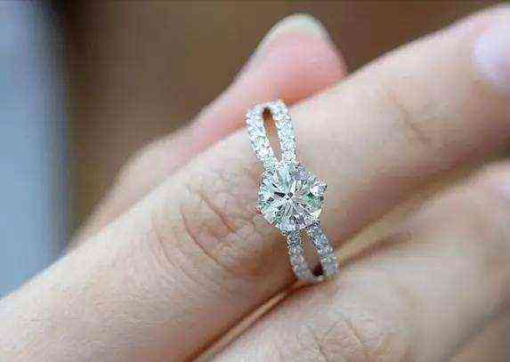 1萬元鉆戒能典當(dāng)多少錢(15000元的鉆戒能典當(dāng))