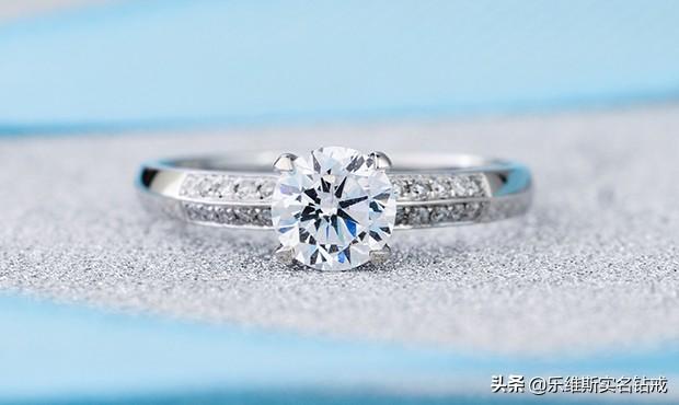 一克鉑金多少錢(鉑金現(xiàn)在多少錢一克)