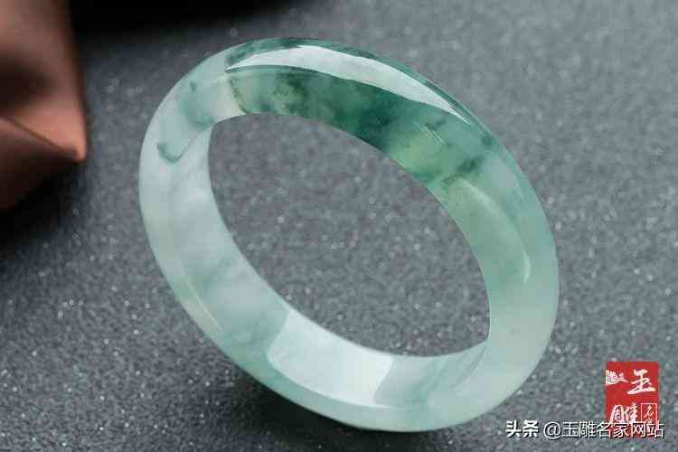 如何看手鐲是不是玉的(怎么看是不是玉鐲子)